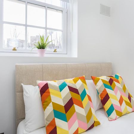 לונדון City Centre One Bedroom Apartment Next To Station, Newly Renovated מראה חיצוני תמונה