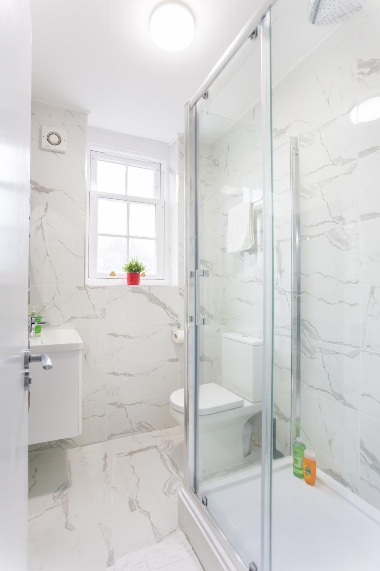 לונדון City Centre One Bedroom Apartment Next To Station, Newly Renovated מראה חיצוני תמונה