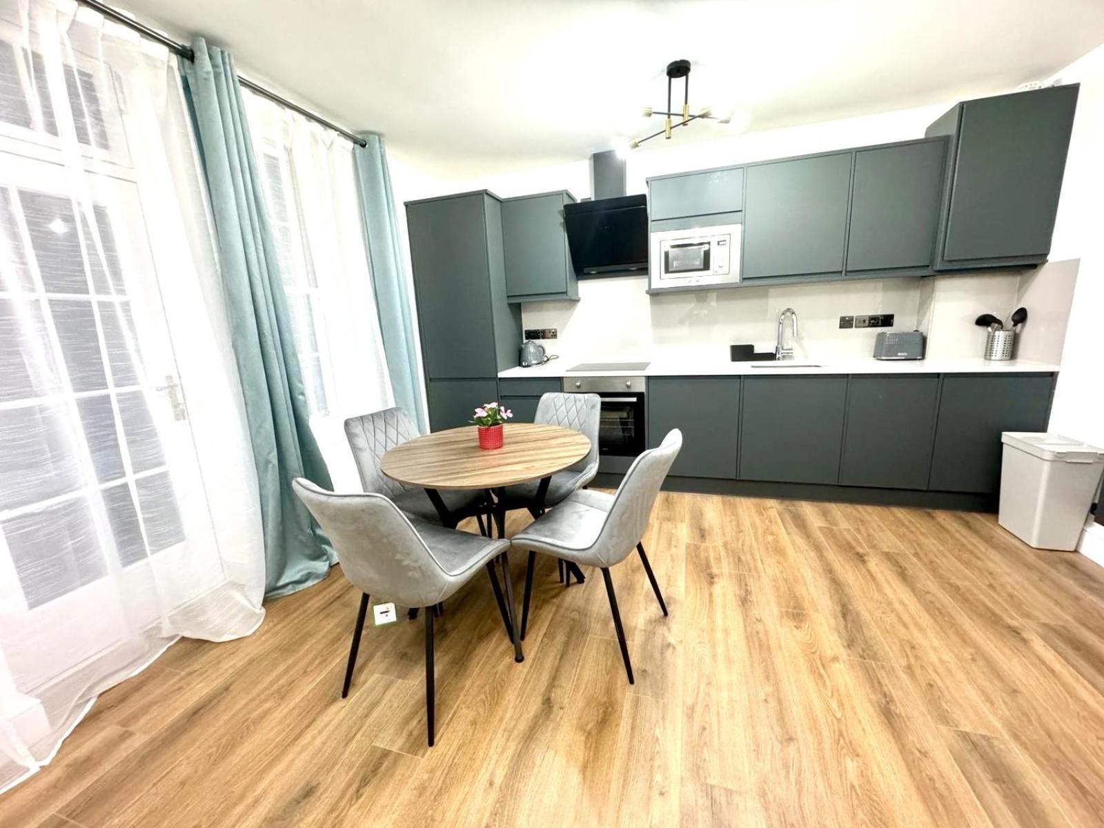 לונדון City Centre One Bedroom Apartment Next To Station, Newly Renovated מראה חיצוני תמונה