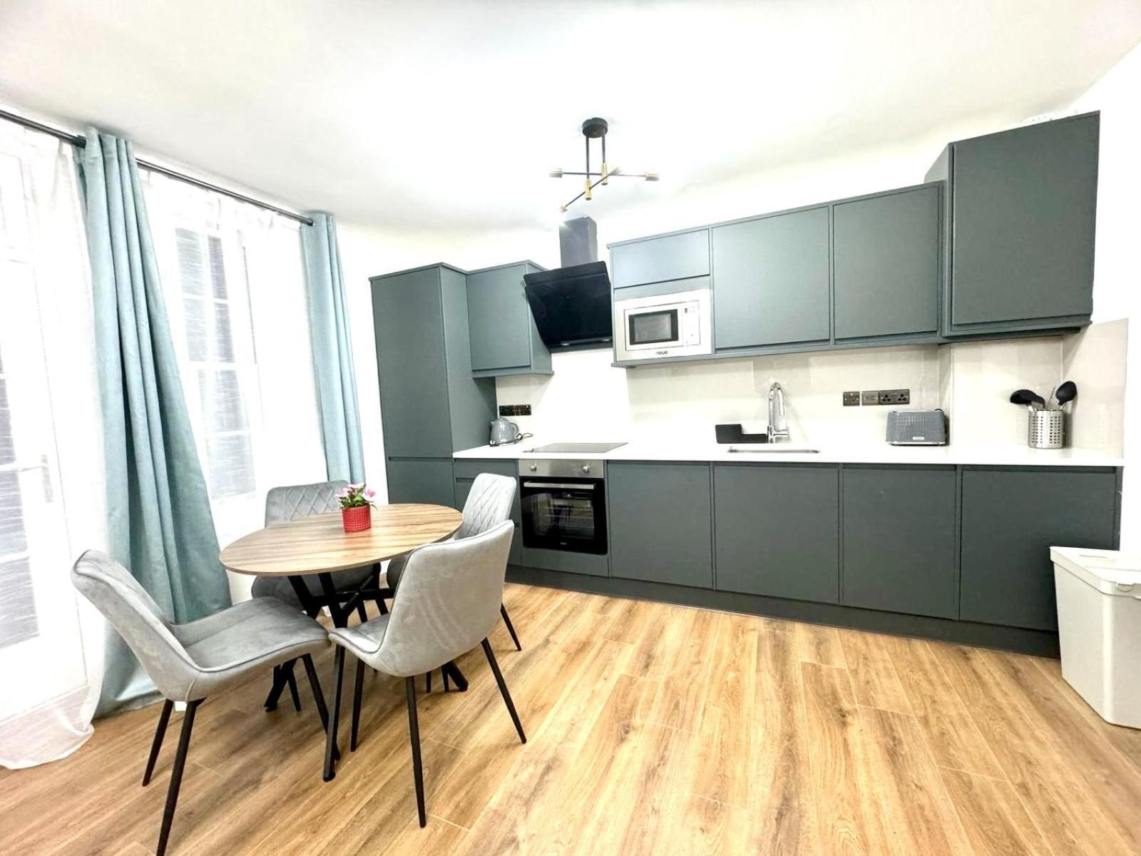 לונדון City Centre One Bedroom Apartment Next To Station, Newly Renovated מראה חיצוני תמונה