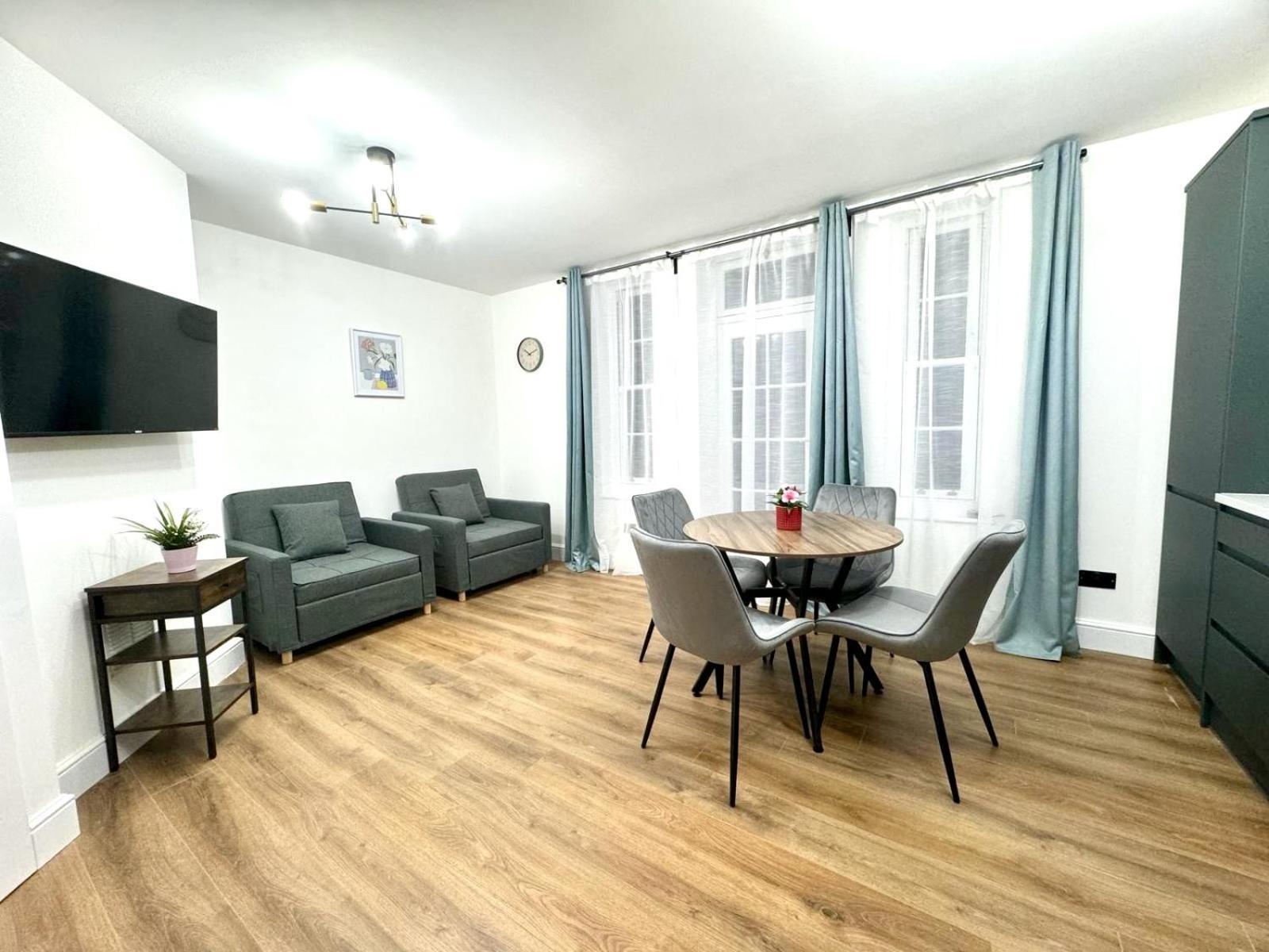 לונדון City Centre One Bedroom Apartment Next To Station, Newly Renovated מראה חיצוני תמונה