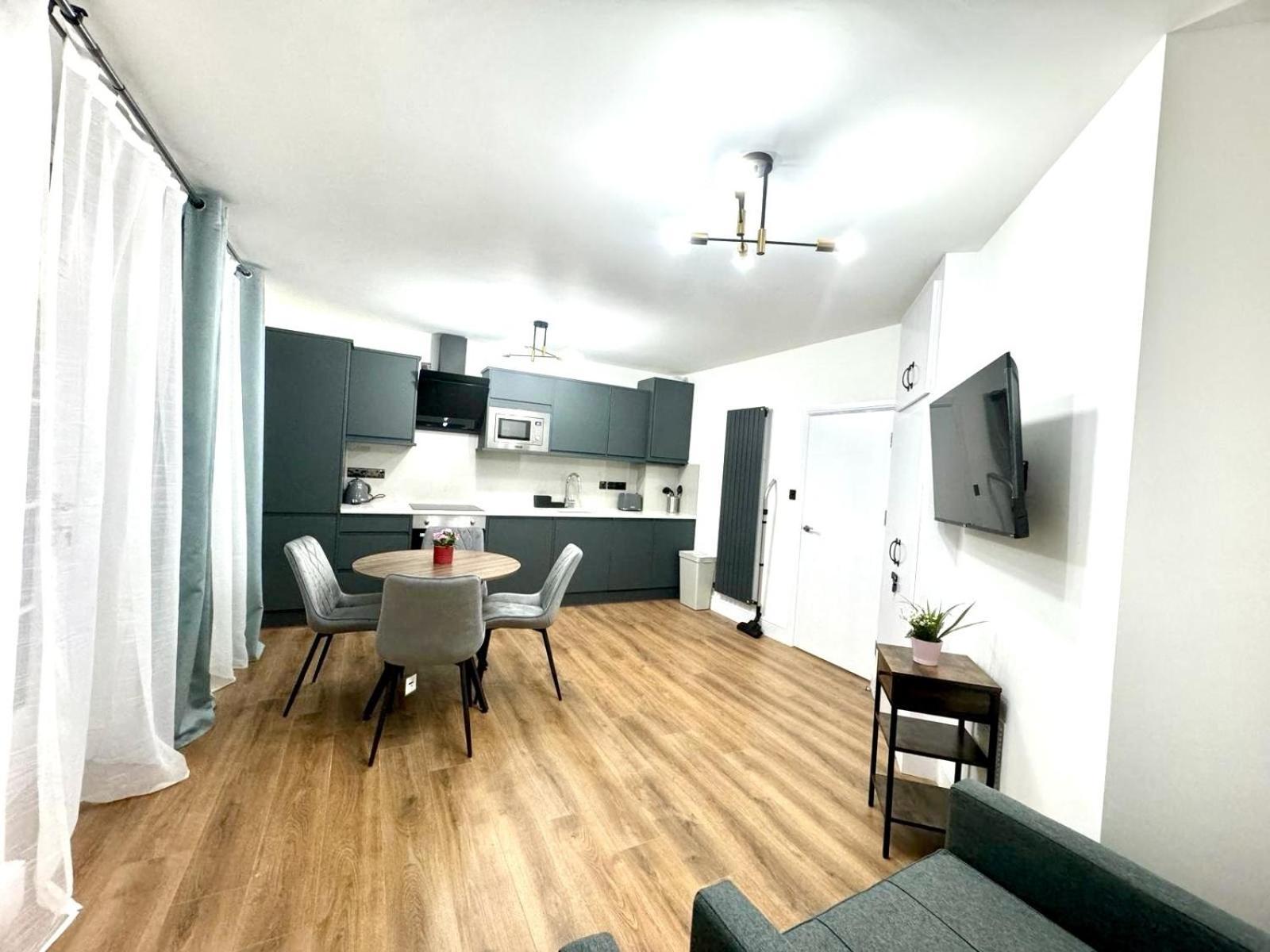 לונדון City Centre One Bedroom Apartment Next To Station, Newly Renovated מראה חיצוני תמונה