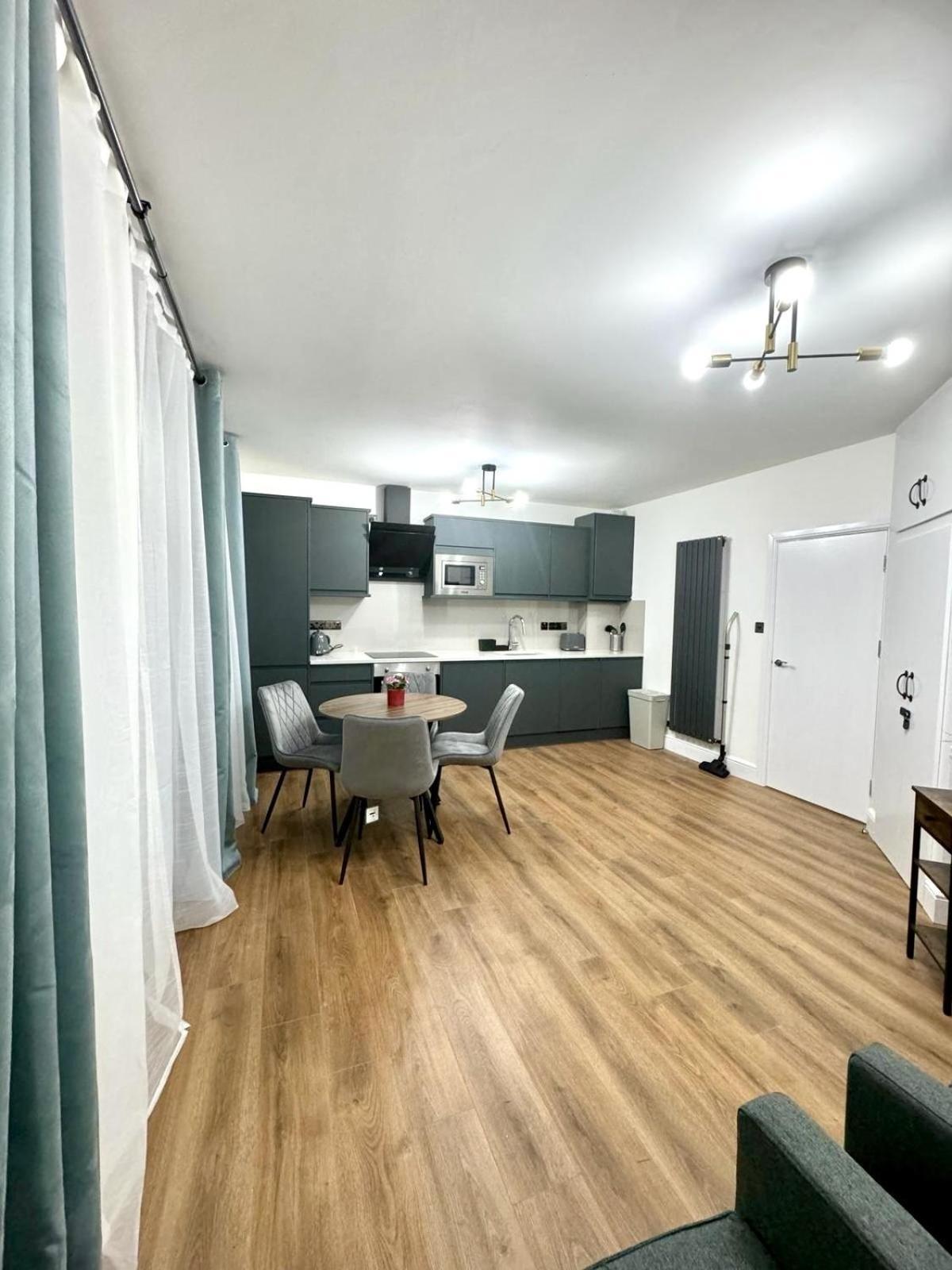 לונדון City Centre One Bedroom Apartment Next To Station, Newly Renovated מראה חיצוני תמונה
