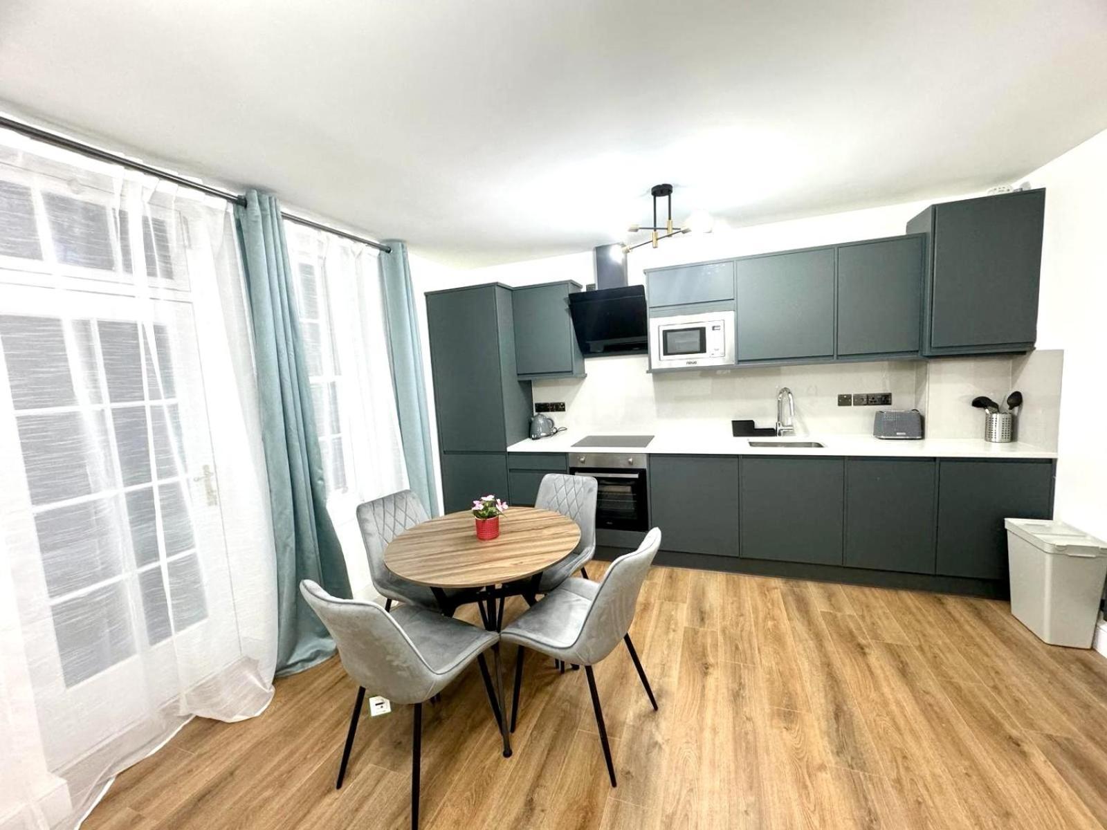 לונדון City Centre One Bedroom Apartment Next To Station, Newly Renovated מראה חיצוני תמונה